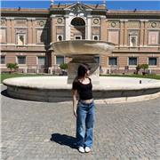 Studentessa di V liceo certificata Cambridge C1 offre ripetizioni di grammatica e letteratura inglese per giovani e adulti.